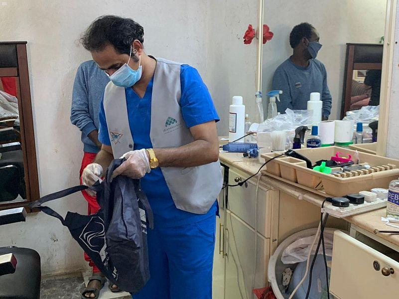 حلاق حول سكن عمالة لاستقطاب زبائنه بجازان