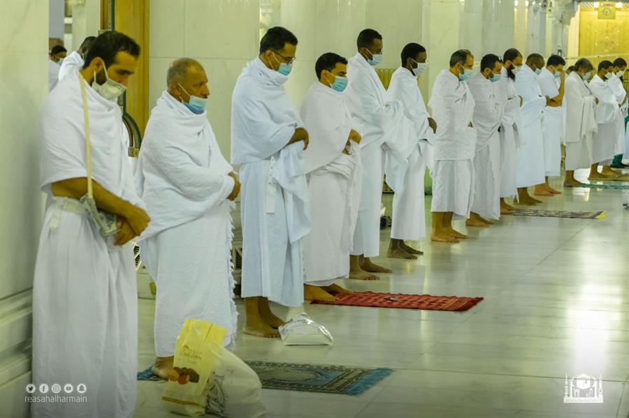 المصلون يشهدون ختم القرآن بالحرمين الشريفين وسط أجواء روحانية المصلون يشهدون ختم القرآن بالحرمين الشريفين وسط أجواء روحانية