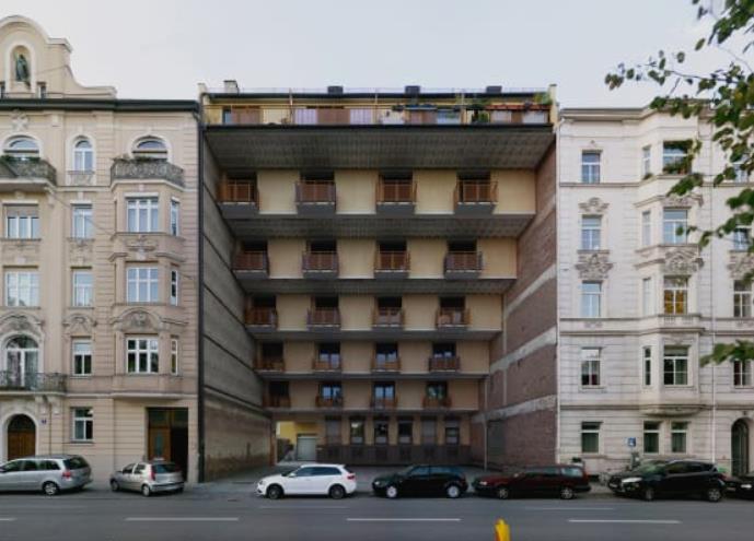 مبنى عصري ذو طوابق متدرجة من أسفل لأعلى