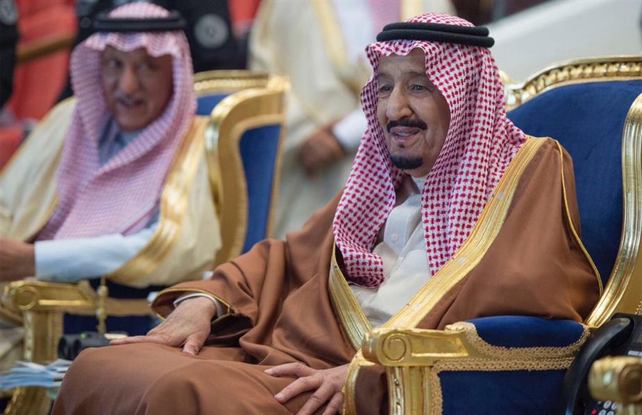 خادم الحرمين الشريفين يرعى المهرجان السنوي لسباق الخيل.. ويسلم كأس المؤسس للأمير فيصل بن خالد (فيديو) خادم الحرمين الشريفين يرعى المهرجان السنوي لسباق الخيل.. ويسلم كأس المؤسس للأمير فيصل بن خالد (فيديو)