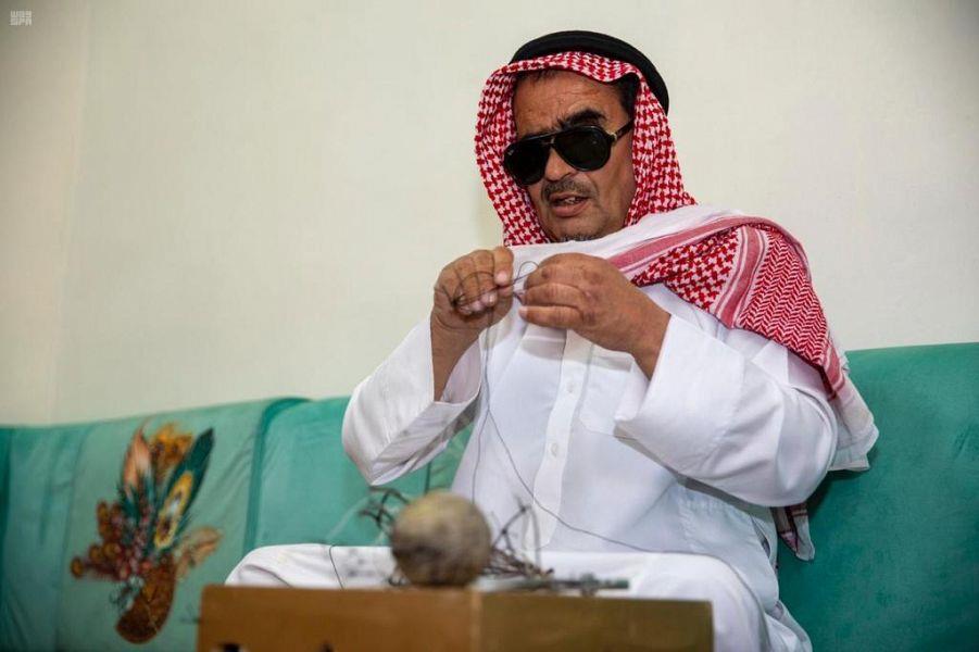 اكتسب شهرة واسعة.. كفيف يحترف صناعة مصيدة للصقور بطريف (صور) اكتسب شهرة واسعة.. كفيف يحترف صناعة مصيدة للصقور بطريف (صور)