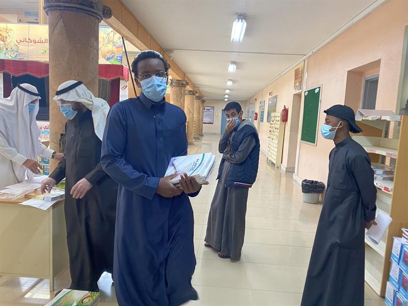 المدارس تبدأ تسليم الكتب الدراسية للطلاب والطالبات