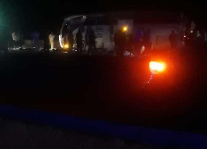 مصرع وإصابة 46 شخصا في انقلاب أتوبيس رحلات بطريق السويس القاهرة (صور)