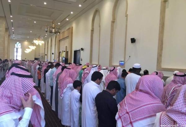 بالصور.. جموع غفيرة تشيع جثمان عامل الوجبات الهندي المقتول بالأفلاج