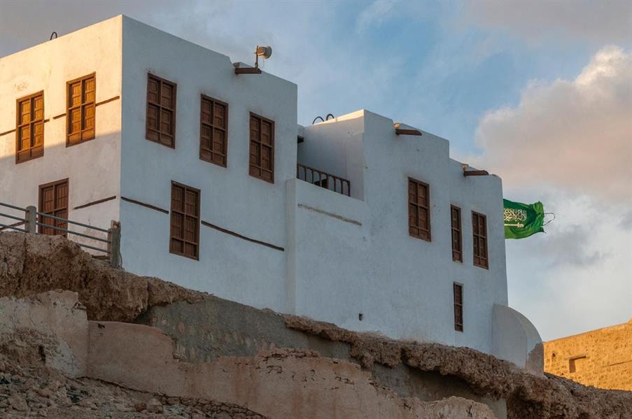 بلدة سعودية مبنية بالكامل من الطين وتطل على البحر الأحمر بلدة سعودية مبنية بالكامل من الطين وتطل على البحر الأحمر