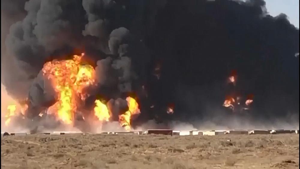 نفجار شاحنة وقود على الحدود الإيرانية-الأفغانية يؤدي إلى اشتعال عشرات الشاحنات الأخرى 