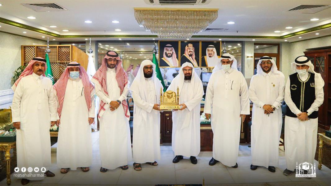 "السديس" يكرم خطاط كسوة الكعبة المشرفة مختار عالم