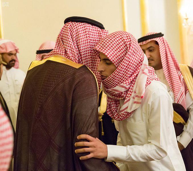 بالصور.. أمير الباحة يتقدم مستقبلي جثمان الشهيد بالصور.. أمير الباحة يتقدم مستقبلي جثمان الشهيد