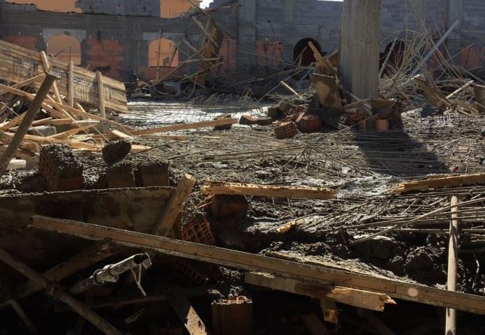 بالصور.. انهيار سقف مسجد تحت الإنشاء وإصابة 3 عمال في تبوك