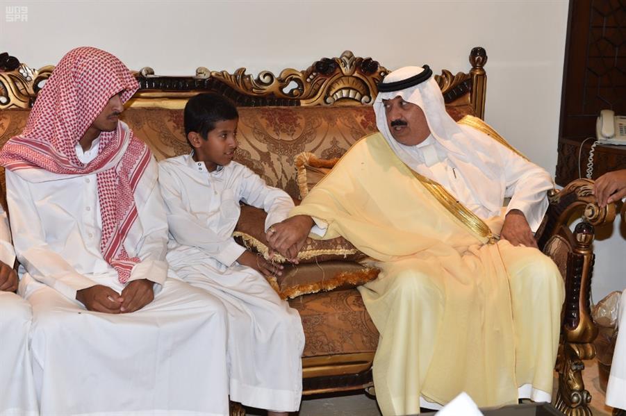 متعب بن عبدالله يؤدي صلاة الميت على شهيد الواجب العازمي