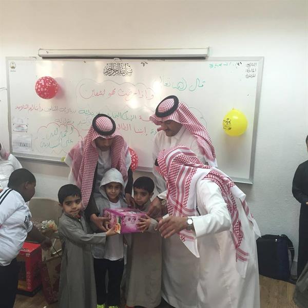 بالصور.. ابتدائية بخميس مشيط تفاجئ أحد طلابها باحتفال بهيج عقب عودته من رحلة علاجية بالصور.. ابتدائية بخميس مشيط تفاجئ أحد طلابها باحتفال بهيج عقب عودته من رحلة علاجية