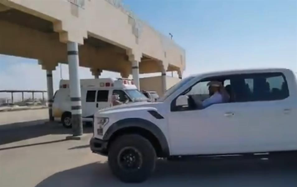 شاهد.. عبور أول سيارة قادمة من قطر منفذ سلوى الحدودي 