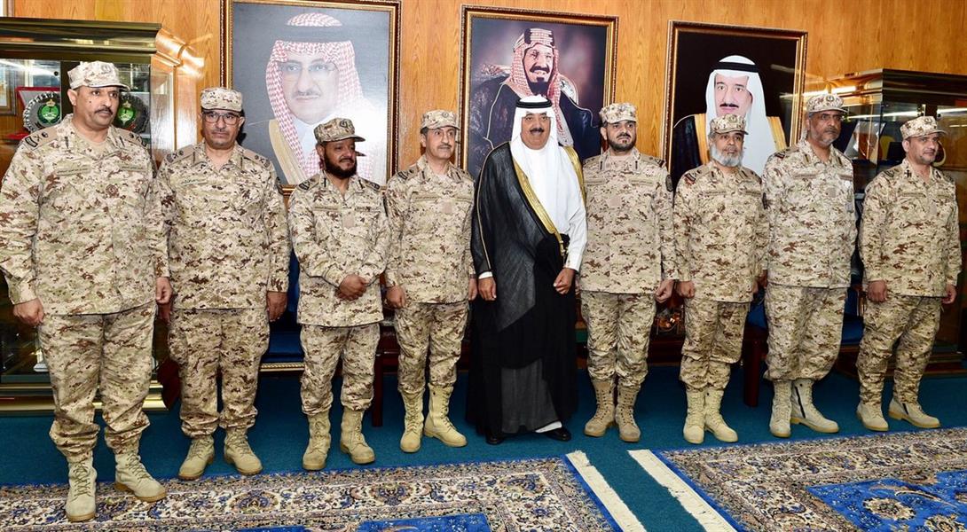 الأمير متعب بن عبدالله يقلد عدداً من الضباط رتبة لواء