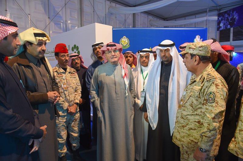 خالد بن عبدالله يزور جناح والده بـ