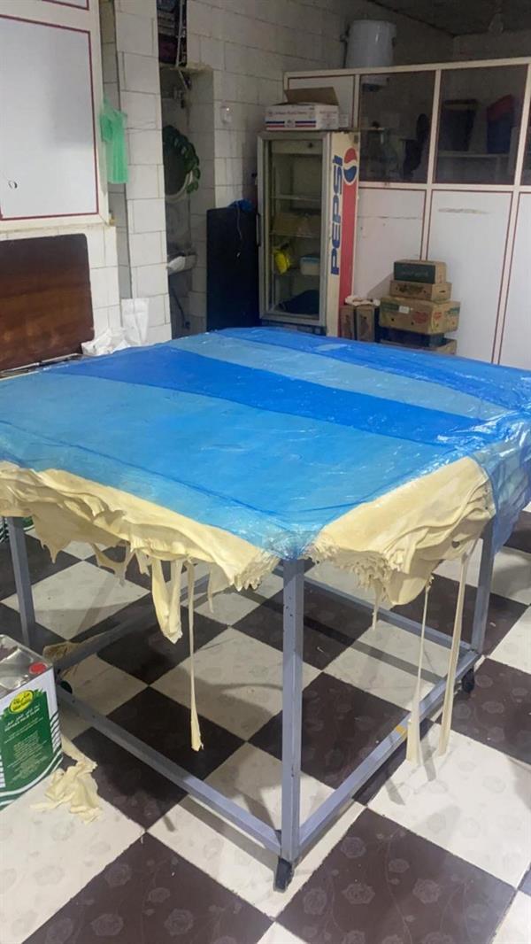 ضبط عمالة وافدة حولت محلاً خالياً بعد حجبه بالستائر إلى معمل لإنتاج 