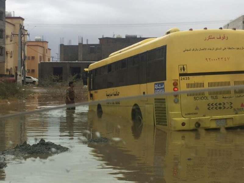 رجل أمن وزوجته ينقذان طالبات ابتدائية بصبيا بعد غرق حافلتهن