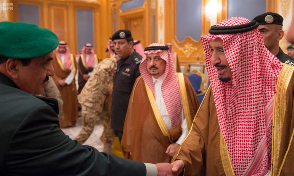 بالصور.. خادم الحرمين يصل الرياض بعد انتهاء جولته الآسيوية  