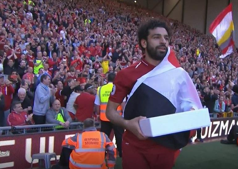 محمد صلاح الهداف التاريخي لـ"البريميرليغ".. شاهد احتفاله بالجائزة مع ابنته وزوجته