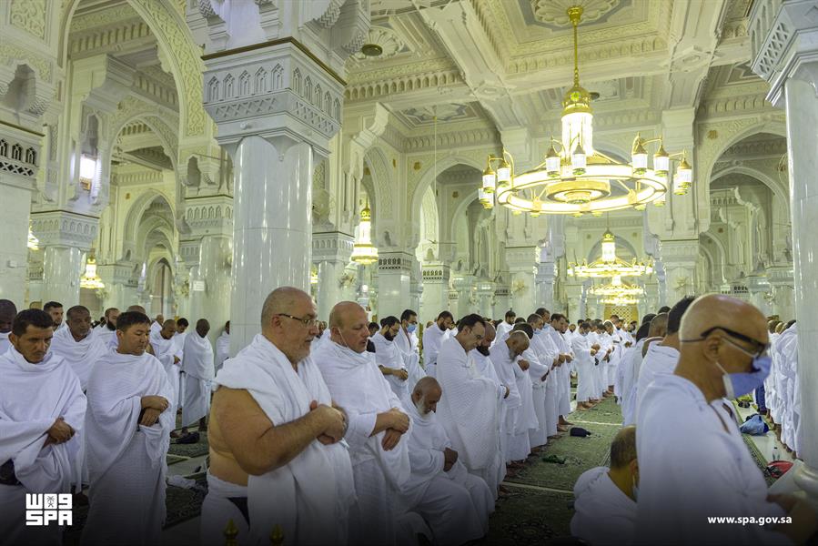 إقامة أول صلاة تراويح بالمسجد الحرام والمسجد النبوي بعد جائحة 