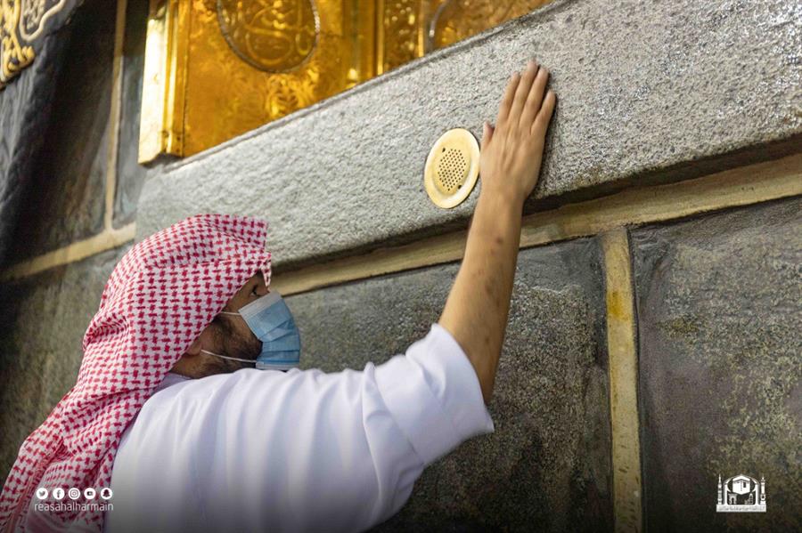 صور.. السديس يُشارك في تطييب الكعبة المشرفة 