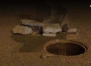 بالصور.. حفرة تصريف مكشوفة تتسبب بانقلاب سيارة إسعاف