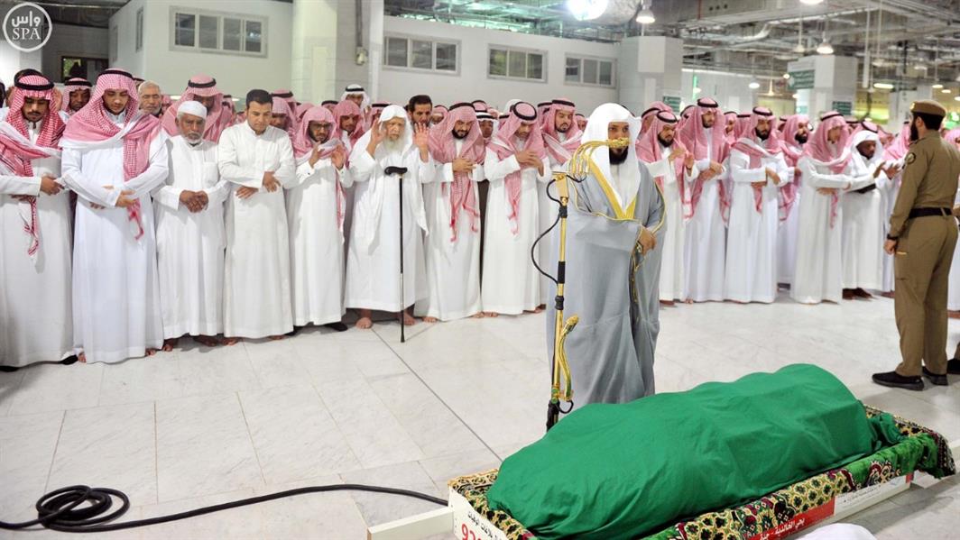جموع المصلين بالحرم تؤدي صلاة الميت على حرم الأمير ممدوح بن عبدالعزيز جموع المصلين بالحرم تؤدي صلاة الميت على حرم الأمير ممدوح بن عبدالعزيز