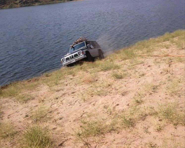 سيارة كادت أن تسقط في بحيرة وادي حلي سيارة كادت أن تسقط في بحيرة وادي حلي