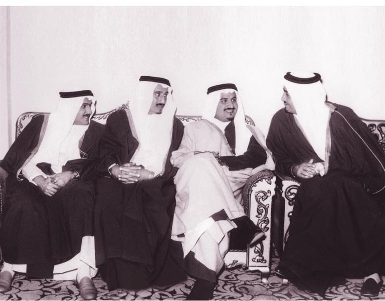 صورة قديمة تجمع الملك سلمان و3 من إخوته صورة قديمة تجمع الملك سلمان و3 من إخوته