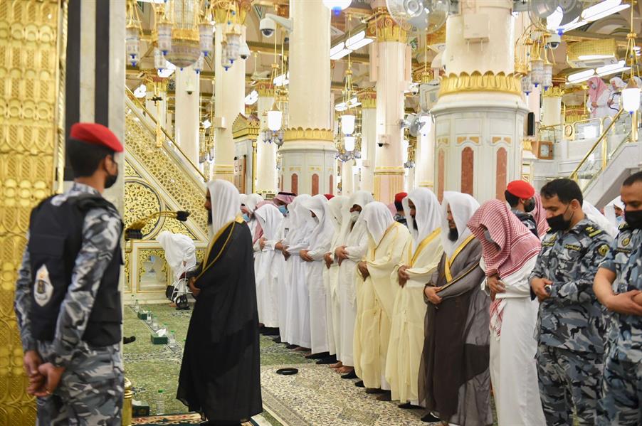 إقامة أول صلاة تراويح بالمسجد الحرام والمسجد النبوي بعد جائحة 