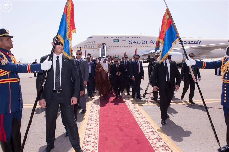 خادم الحرمين يصل شرم الشيخ