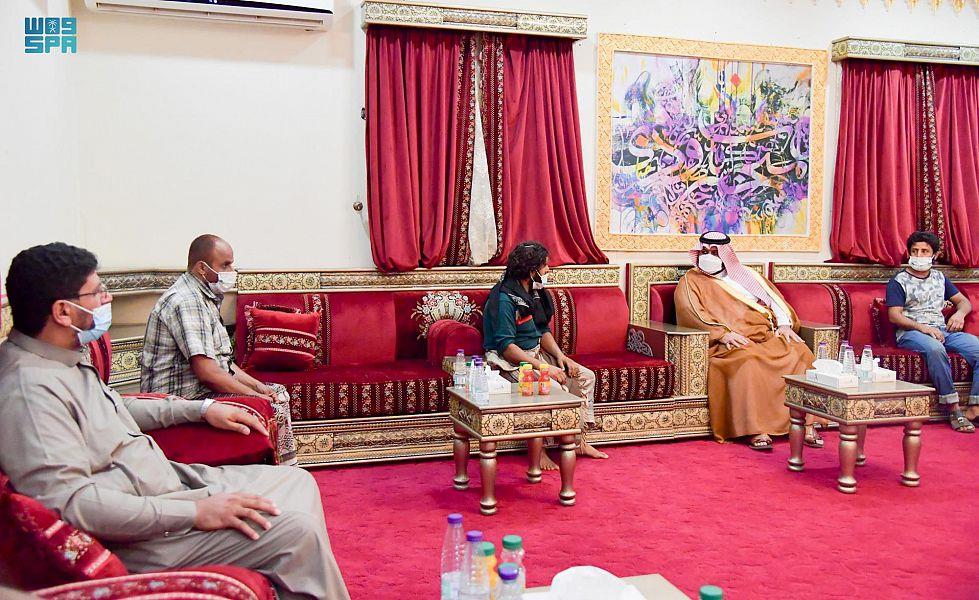 نائب أمير جازان يطمئن على صحة المصابين جراء سقوط المقذوف الحوثي.. ويقدم التعازي لذوي المتـوفيين (فيديو وصور) 