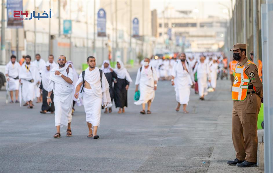 توافد الحجاج إلى مشعر منى لقضاء يوم التروية استعدادا للوقوف بعرفة غدا توافد الحجاج إلى مشعر منى لقضاء يوم التروية استعدادا للوقوف بعرفة غدا