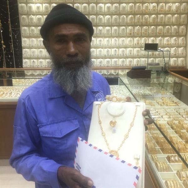 بالصور.. نظرة عفوية من عامل نظافة لأطقم ذهبية تلقى تعاطفاً كبيراً.. ومغردون ينهالون عليه بالهدايا