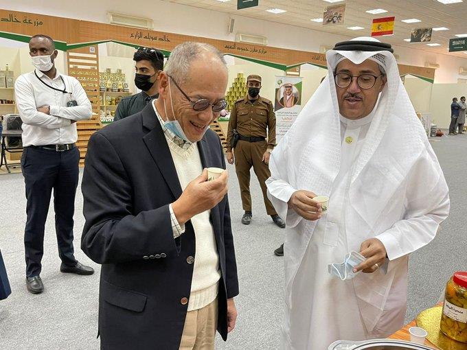 شاهد.. السفير الياباني يحمل صقراً على يده خلال زيارته إلى الجوف 