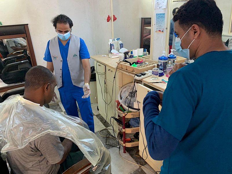 حلاق حول سكن عمالة لاستقطاب زبائنه بجازان