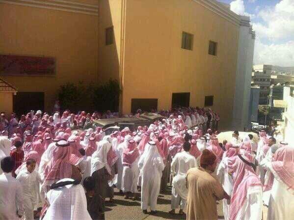  جموع كبيرة تشيّع الداعية الشهراني بأبها