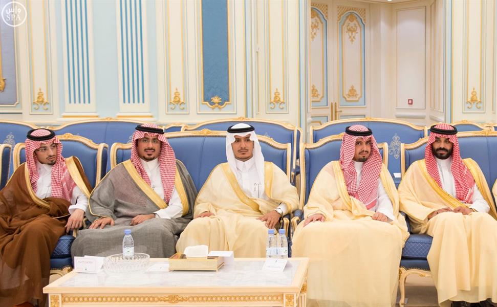 بالصور.. خادم الحرمين يستقبل عدد من الأمراء ومفتي عام المملكة وجموعاً من المواطنين