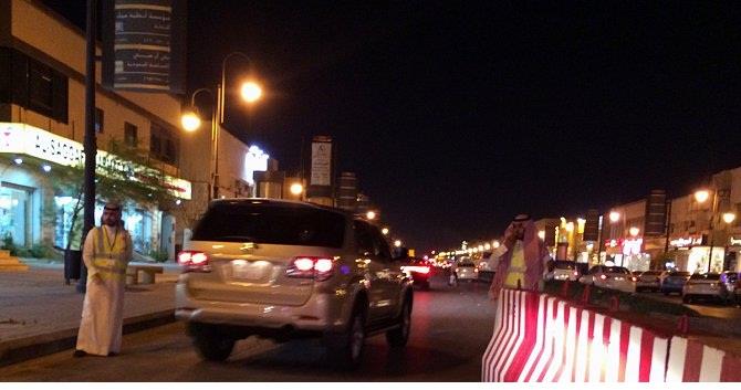 شبان سعوديون يتطوعون لتنظيم المرور