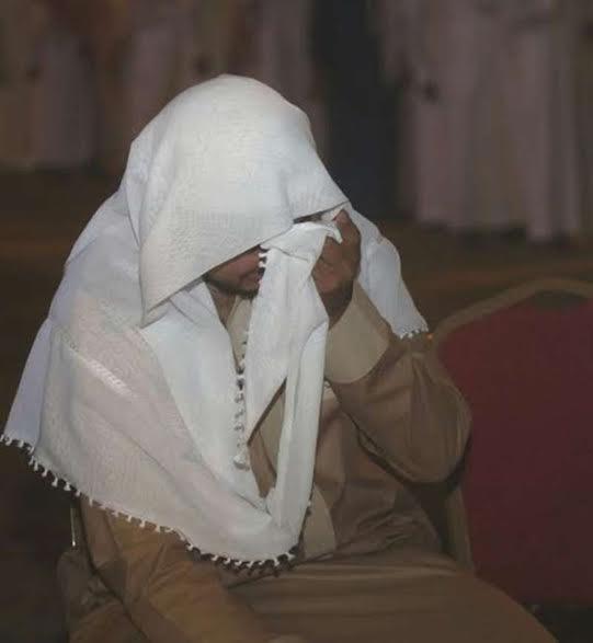 صور مؤثرة لنجل الشيخ محمد أيوب وهو يبكي في عزاء والده