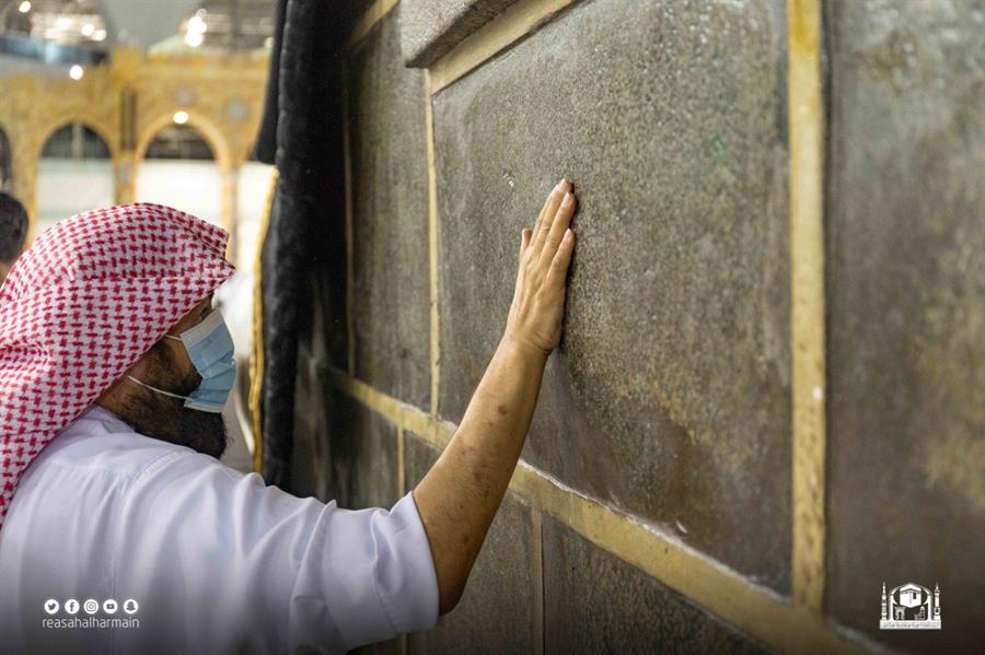 صور.. السديس يُشارك في تطييب الكعبة المشرفة 