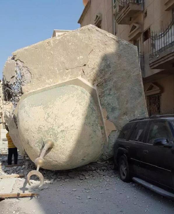بالفيديو والصور.. تضرر عدد من السيارات بعد سقوط مئذنة مسجد عليها بالخبر
