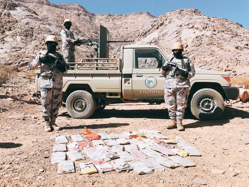 صور.. "حرس الحدود" يحبط محاولات تهريب أطنان من القات وكميات من الحشيش وآلاف الأقراص المخدرة 