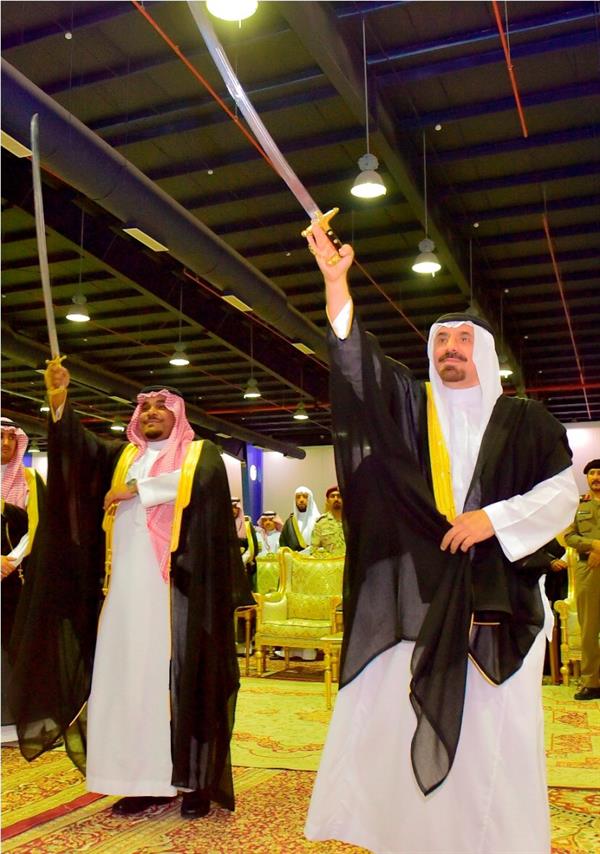 بالصور.. أمير نجران يقبّل أيادي ورؤوس أبناء الشهداء ويشارك أهالي المنطقة العرضة 