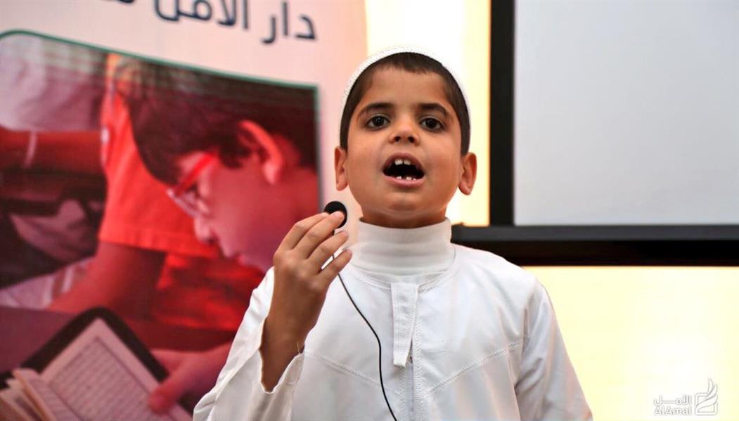 بالصور.. طفل سوري يرفض تسلم مكافأة حفظ القرآن لأنه يحفظه لله