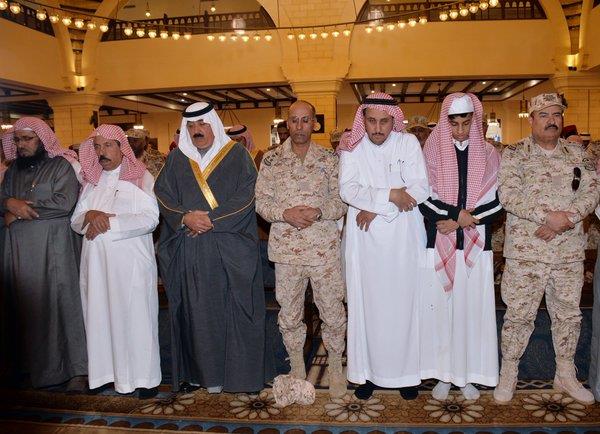 متعب بن عبدالله يتقدم المصلين على الشهيدين الشهري والطوب متعب بن عبدالله يتقدم المصلين على الشهيدين الشهري والطوب