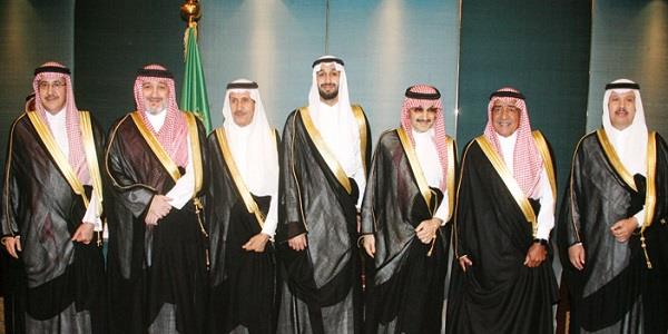 بالفيديو والصور.. خالد بن طلال يحتفل بزفاف نجله ويؤدي عرضة السامري بحضور الأميرين أحمد ومقرن