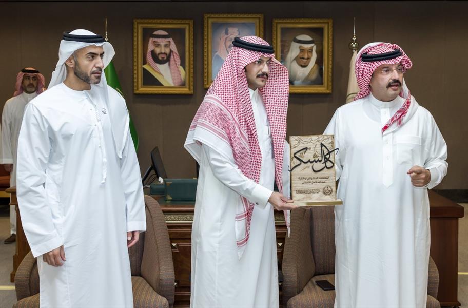 أمير عسير يكرّم عبدالله القحطاني