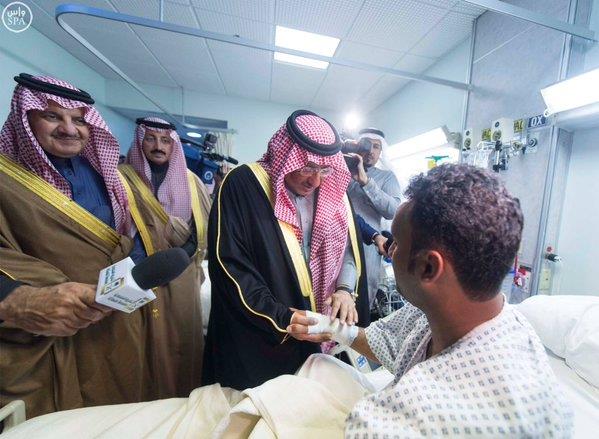 بالصور.. الأمير محمد بن نايف يزور مصابي 