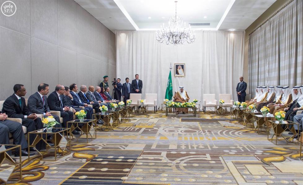 بالصور.. خادم الحرمين يستقبل سفراء الدول العربية وشخصيات اسلامية في واشنطن