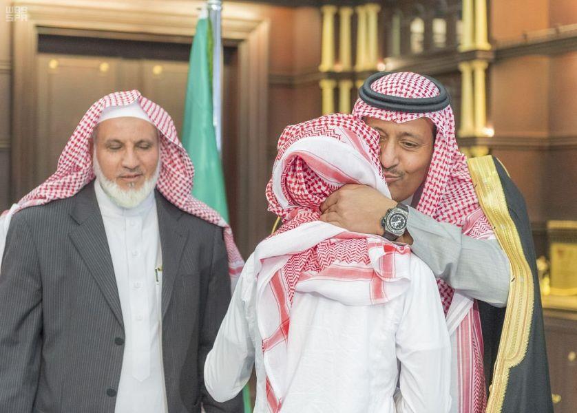 بالصور.. "أمير الباحة" يستقبل ذوي الشهيد "عبدالله الزهراني" بمكتبه بالإمارة